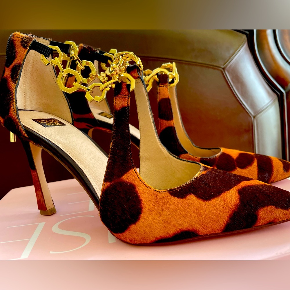 NEW Louise et Cie Leopard Print Heels with Gold Chain and Zipper Detail. Size 9.